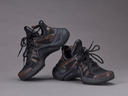 Louis VUITTON. Par de zapatillas con cordones «Arc