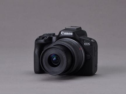 Una cámara digital CANON EOS R50, con su objetivo 