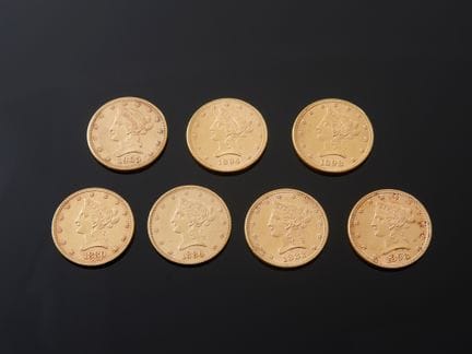 Sept pièces de 10 dollars américains en or 900 mil