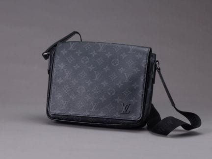 Louis VUITTON année 2024Sacoche "District" 25cm en