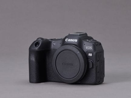 Una cámara digital CANON EOS R8. Solo el cuerpo. C