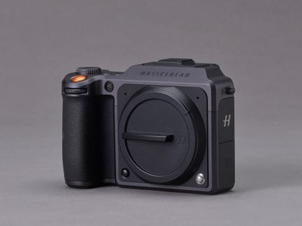 Una cámara híbrida HASSELBLAD X1D II 50C con sus a