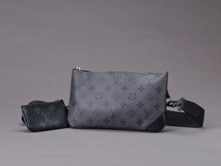 LOUIS VUITTONSac pochette en toile Monogram graphi