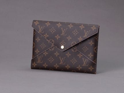 LOUIS VUITTONPochette enveloppe en toile Monogram,
