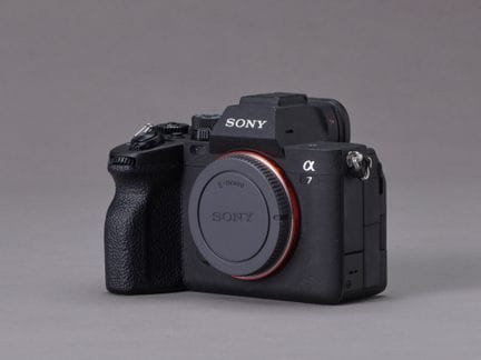 Una cámara digital SONY Alpha 7 Mark IV. Solo el c