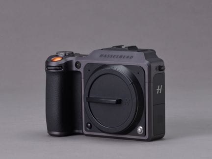 Una cámara híbrida HASSELBLAD X1D II 50C con sus a