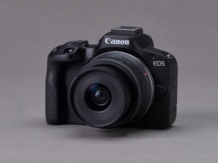 Una cámara digital CANON EOS R50, con su objetivo 