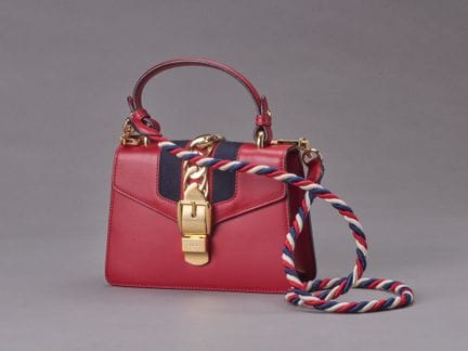 GUCCISac "Sylvie" 20 cm en veau rouge, parcouru d'