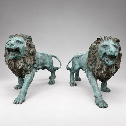 23. 一对带古铜色镀层的青铜狮子
大约100×150×53厘米
该拍品未在展厅展出