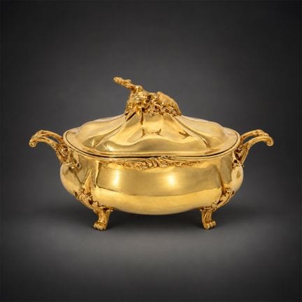 141. Elegante zuppiera in argento dorato, Parigi, 