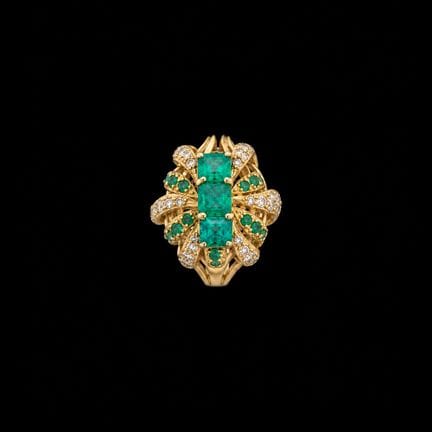 155. Anello in oro giallo 18kt.
decorato da smeral