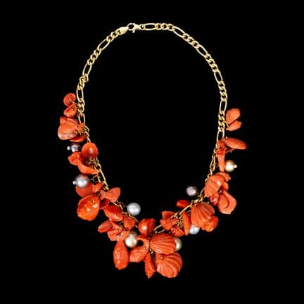156. Collana in oro giallo 18 kt.
decorata da char