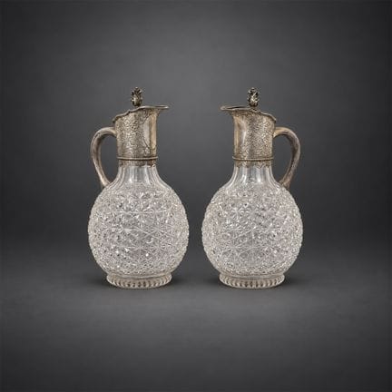 137. Coppia di caraffe in cristallo alla ruota e a