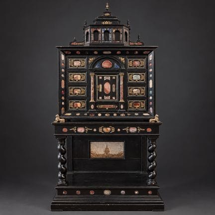 70. Imposant meuble-vitrine en bois laqué noir de 