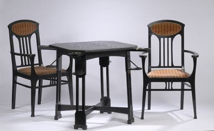 1900年德国风格家具
黑色染色橡木桌，方形桌面呈斜角切面并带有装饰线脚，配有四个带杯架和黄铜烟灰缸