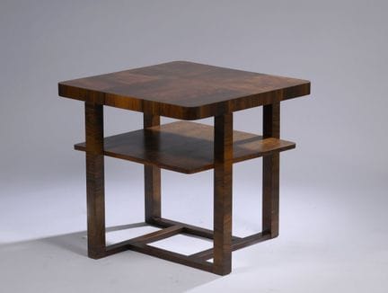 SKUHERSKÝ 家具
胡桃木瘤纹贴面边桌，配有双层方形桌面，桌角呈圆角设计，饰以对称的贴面图案。