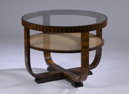 1930年代作品
圆形双层托盘边桌，采用波纹胡桃木贴面，上层托盘配有一块透明的白玻璃面板，中层托盘饰