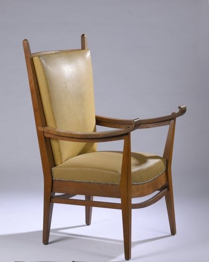VAN PELT Bas (1900–1945)
Large oak armchair with a