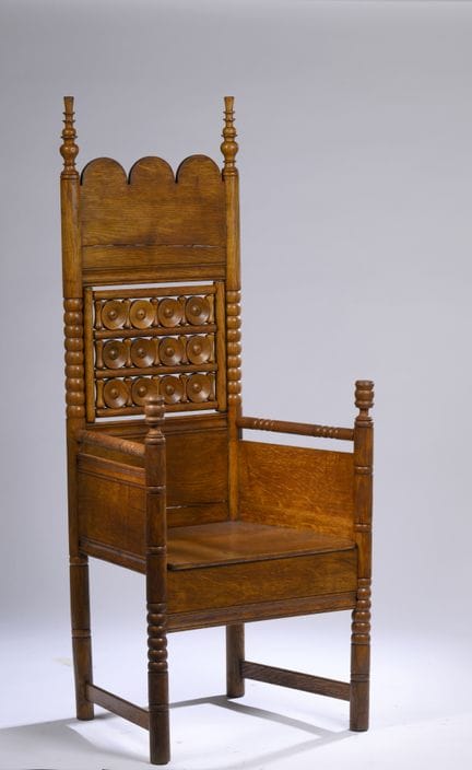 FOREIGN WORK
Large oak armchair with a high backre