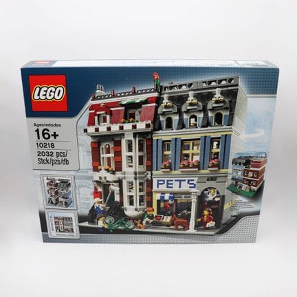 LEGO 10218 – Pet Shop 2011   58 x 48 x 9 cm
A pet 
