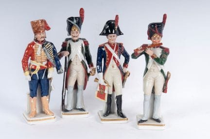 Posten von vier polychromen Porzellanen Mitte des 