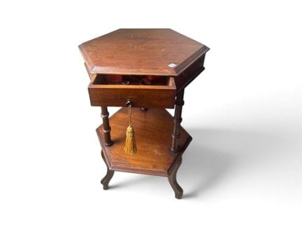 Taboruet-Tisch, 20. Jahrhundert   77 x 49 cm
sechs