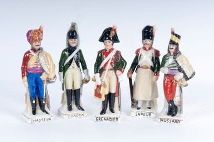 Posten von fünf polychromen Porzellanen Mitte des 