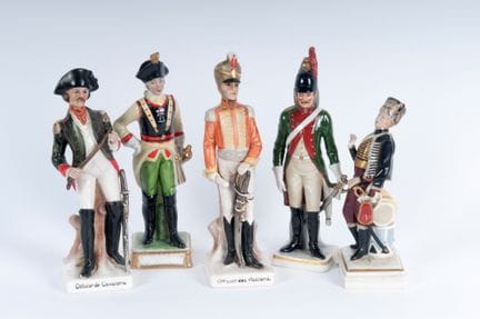 Posten von fünf polychromen Porzellanen Mitte des 
