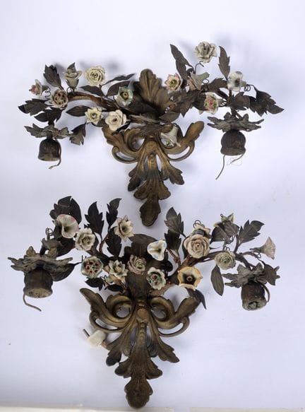 Paire d'appliques murales en bronze et céramique, 