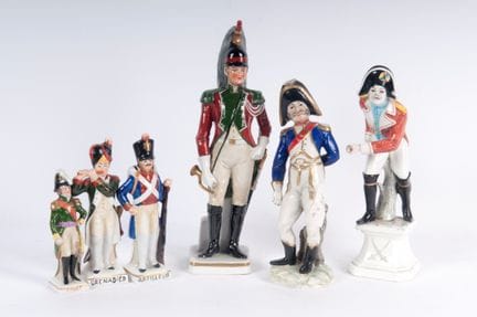 Posten von sechs polychromen Porzellanen Mitte des