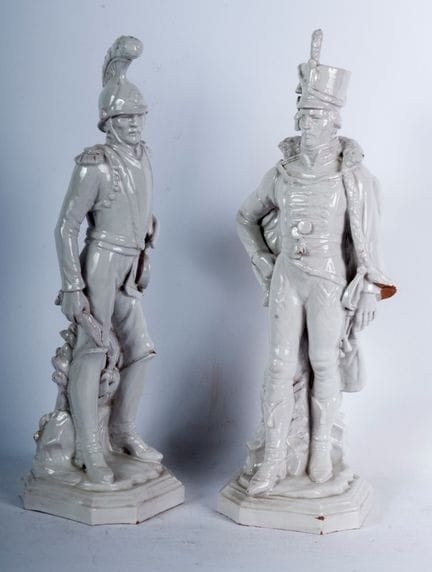 Lot von zwei Soldaten in Uniform 32,5 x 10 cm; 34 