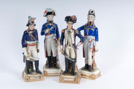 Posten von vier polychromen Porzellanen Mitte des 