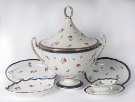 Porcelain service    
Dishes with a mixtilinear pr