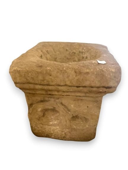 Quadratischer Steinsockel aus dem 19. Jahrhundert 