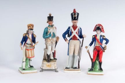 Posten von vier polychromen Porzellanen Mitte des 