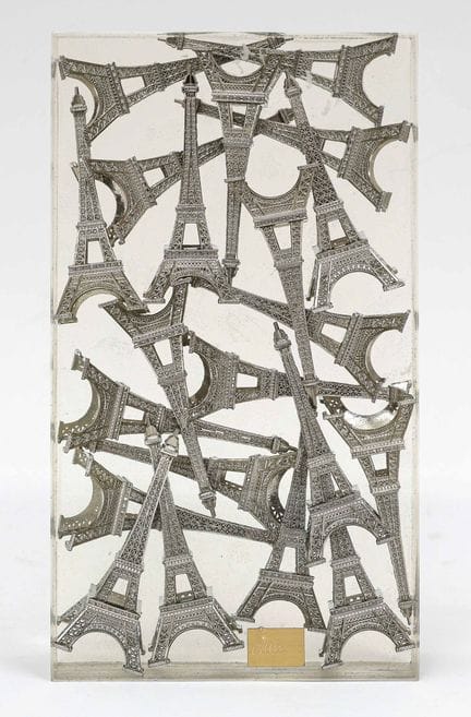 阿尔曼（1928-2005）
致敬埃菲尔——1994
聚酯树脂中的微型埃菲尔铁塔堆叠作品
右下角嵌入