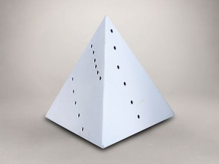 卢西奥·丰塔纳（1899-1968），归因于
- 《金字塔》 - 约1967年
白色漆面金属版画，米