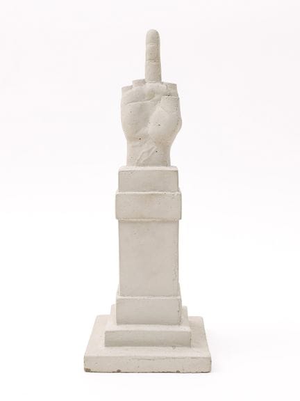 毛里齐奥·卡特兰（Maurizio CATTELAN，生于1960年）
《爱》（Love）——201