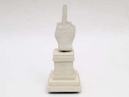 毛里齐奥·卡特兰（Maurizio CATTELAN，1960年出生）
《爱》（Love）
塞莱蒂（