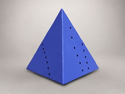 卢西奥·丰塔纳（1899-1968），归因于
- 《金字塔》 - 约1967年
蓝色漆面金属版画
米