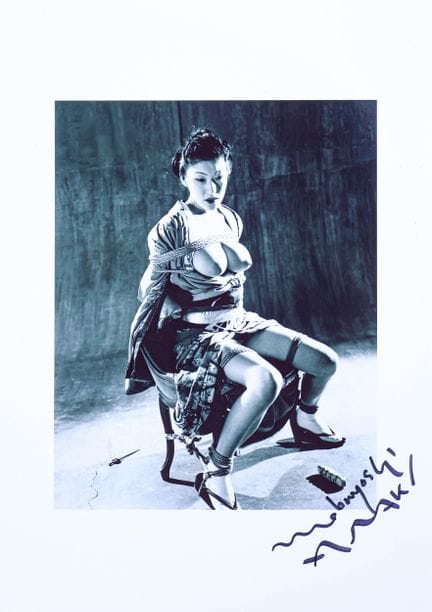 荒木经惟（生于1940年）
《椅子上的捆绑》
黑白照片印相
右下角签名
30 x 21 厘米