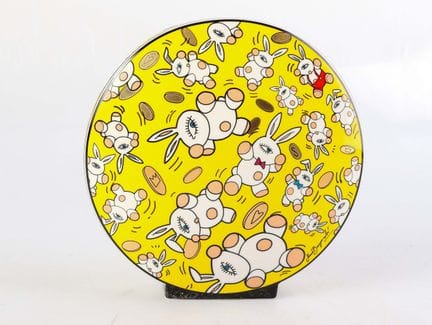 毛罗·贝尔贡佐利（生于1965年）
《魔幻兔子·金》
彩绘瓷花瓶
右下角（在瓷板上）有签名
高：20