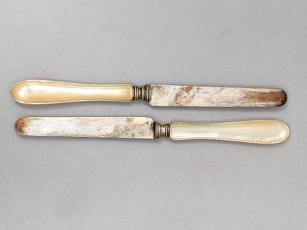 Zwei Messer, Griff aus Perlmutt, Klinge aus Silber