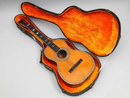 Guitarra Parlor de Eugène HOWARD fabricada en Cinc