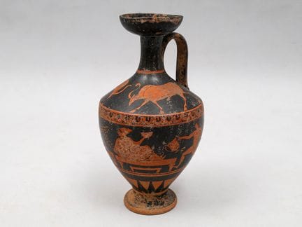 Jarra de terracota esmaltada en negro con decoraci