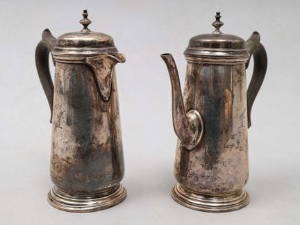 Elegante Kaffeekanne und Teekanne aus Silber, Sock