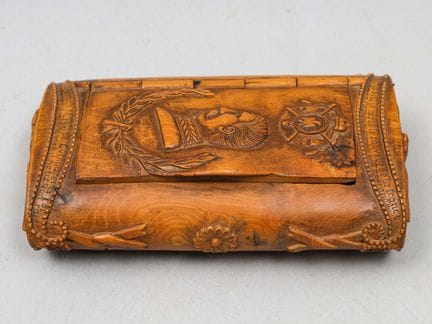 Tabacchiera in legno di ulivo intagliato raffigura