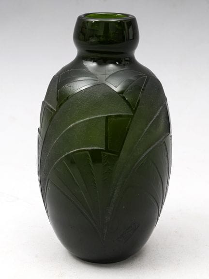 LEGRAS: Jarrón ovoide de cristal verde con decorac
