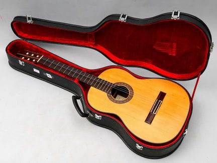 Guitarra clásica de Rokutaro NAKADE fabricada en T