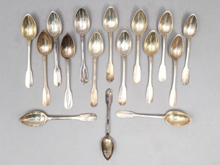 Sechzehn Dessertlöffel aus Silber, Modell „Uniplat